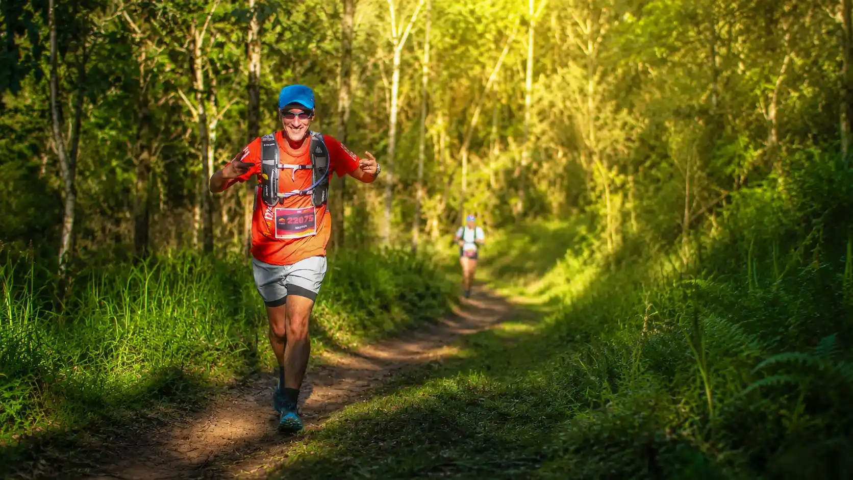 Martin Baum na Maratona de Tel Aviv, medalha no pescoço, sorriso confiante