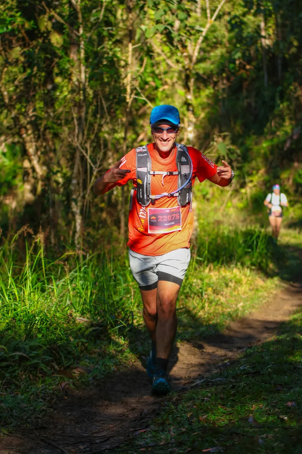 Martin Baum sorrindo durante uma corrida de trilha
